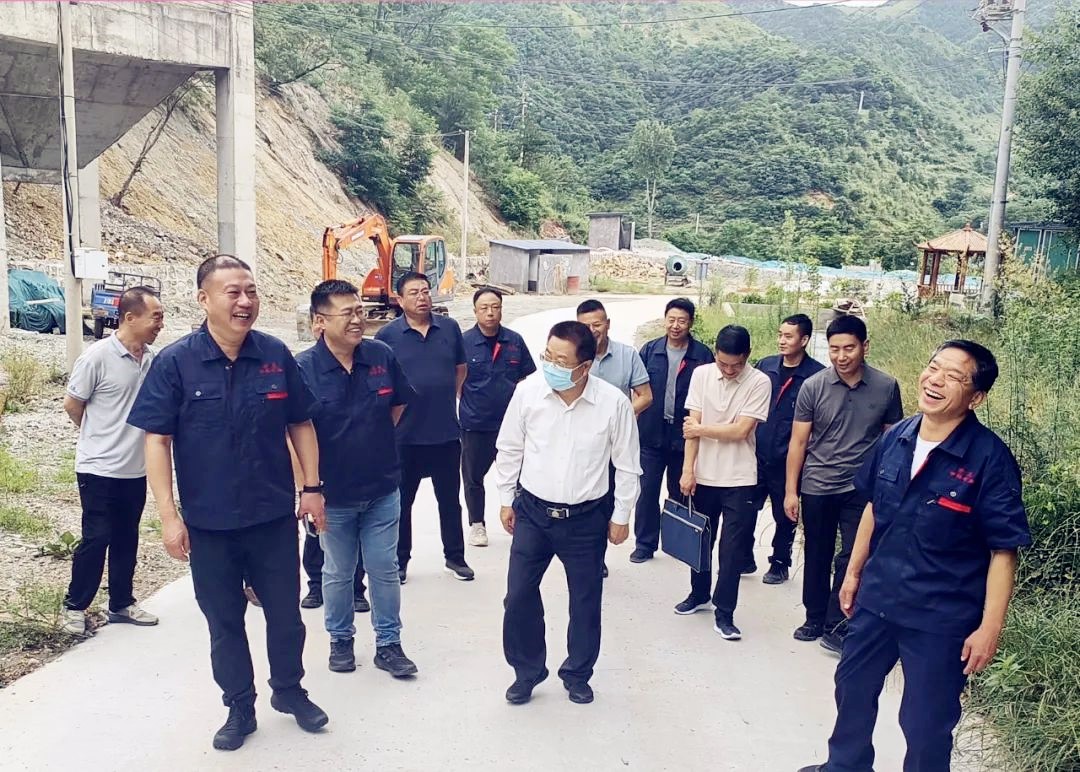 盧氏縣領導深入包聯企業中科礦業實地調研