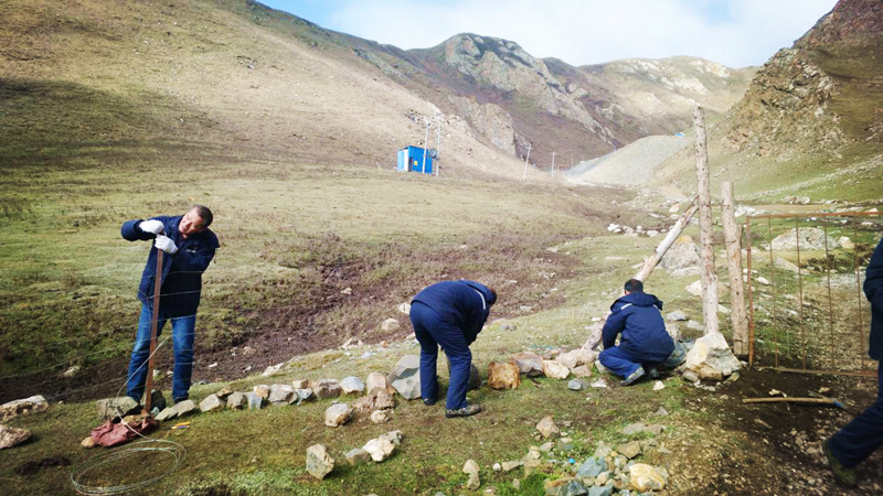 維修圍欄保護草場   互幫互助盡顯和諧